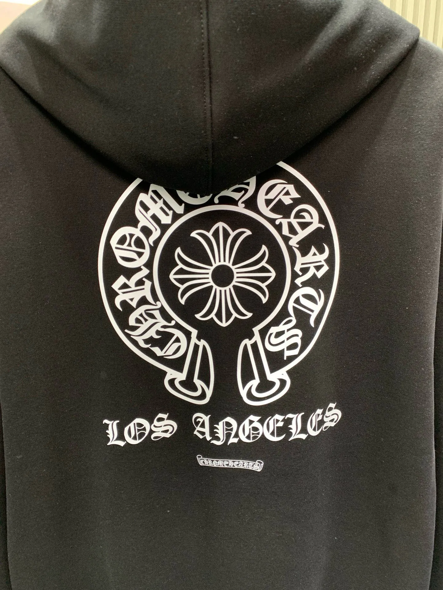 P260 Chrome Hearts Chrome Hearts Chrome New York City limited zipper jacket. Purchased and developed on the official website at 7999. 400 grams of pure cotton➕silver fox velvet. The fabric is made of 400 grams of thin velvet coarse fish scale fabric. The printing is based on the original version and is printed with hand glue. The finished product is sanded and washed to shape. It feels excellent. Genuine antique silver and aged chain heads. The overall routing is straight and delicate. The fabric is comfortable and soft. The color is consistent without color difference. It can be matched with the same style to create a fashionable look. Manage various occasions. Customized accessories Complete three standards, same style for men and women